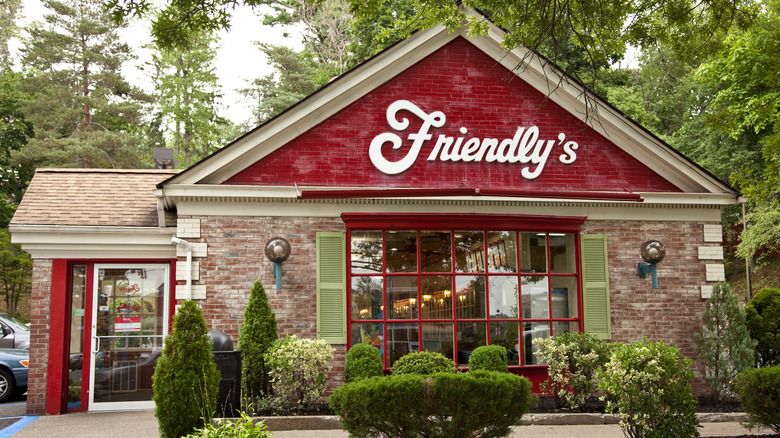Friendly's restaurant exterior