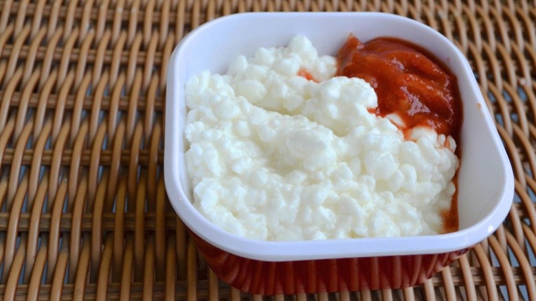 Cottage cheese with ketchup