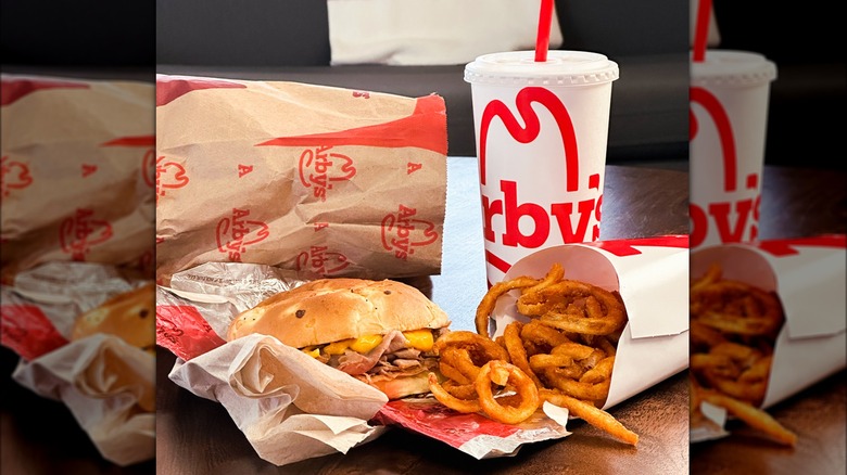 Beef and cheddar sandwich with curly fries