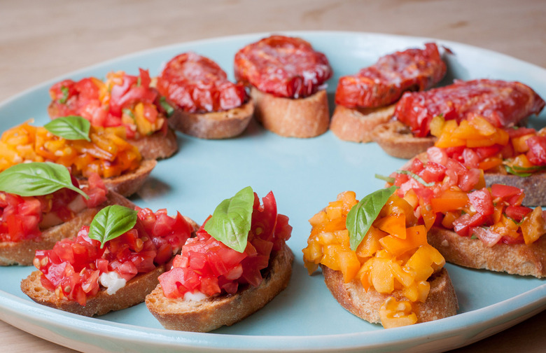 Bruschetta — /bro͞o'skedə/