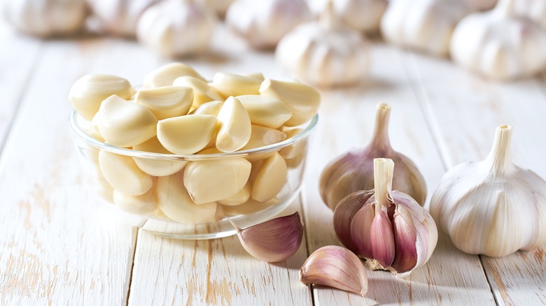 Garlic in different states of being peeled