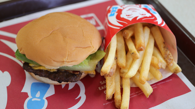 A Dave's single cheesburger and order of fries on a Wendy's tray.