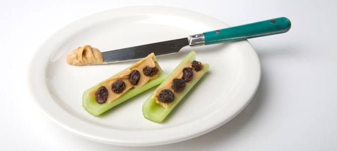 10 Snacks to Keep at Your Desk
