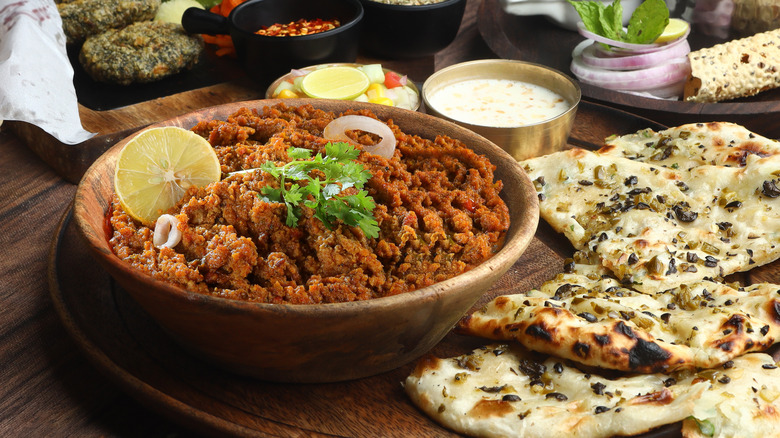 Bowl of keema with naan