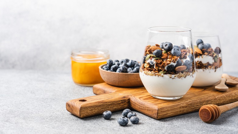 Yogurt parfait with granola