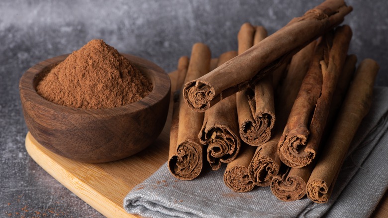 cinnamon sticks and bowl of ground cinnamon