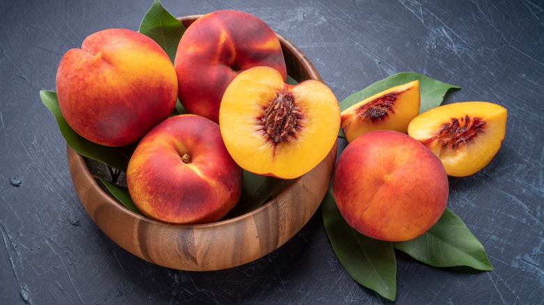 Peaches displayed whole and sliced