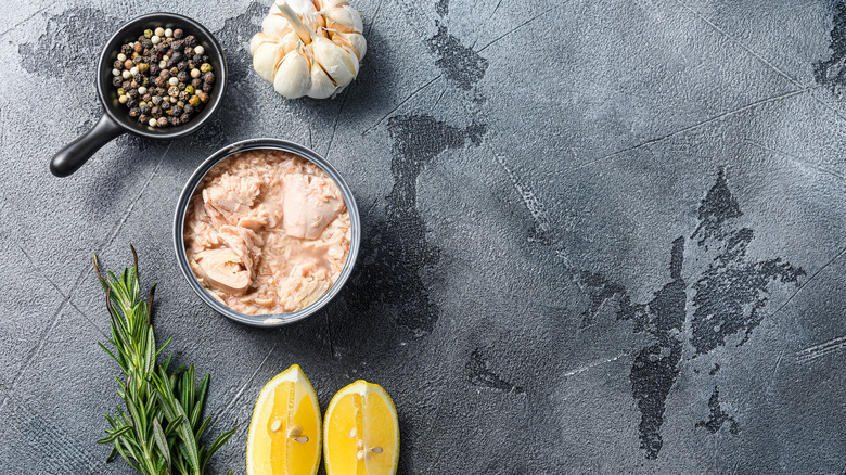 Canned tuna with seasonings