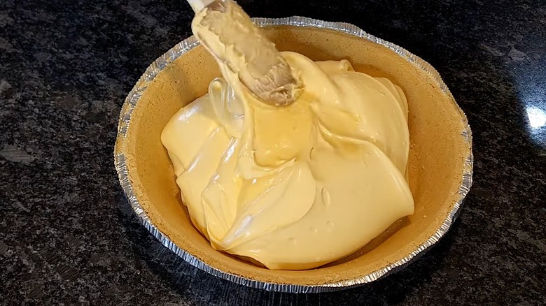Person assembling a Tang pie
