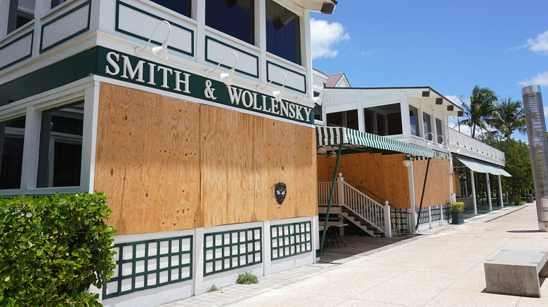 Smith & Wollensky restaurant, boarded up during the COVID-19 pandemic