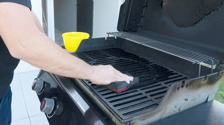 Cleaning the grill grates