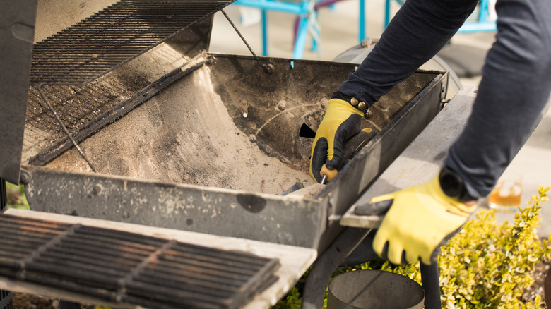Removing ashes from the grill