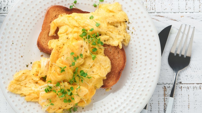 Scrambled eggs with toast