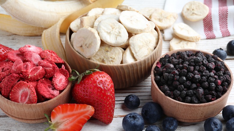 freeze dried strawberries bananas blueberries