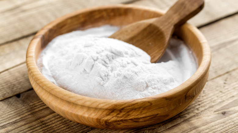baking soda in wooden bowl