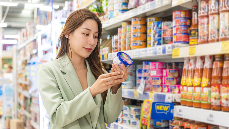 A concern consumer shopping for sustainable tuna brands