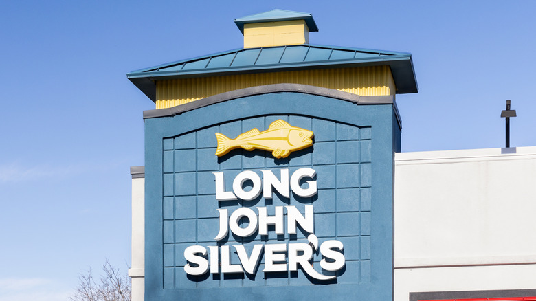 Long John Silver's exterior signage