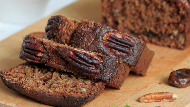 Cake with dates and nuts