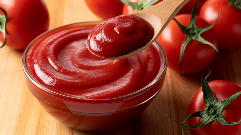 Ketchup and tomatoes