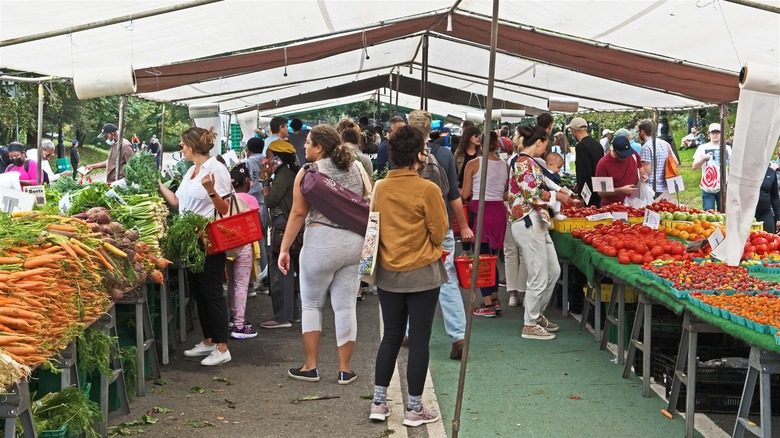 farmers market under tent 