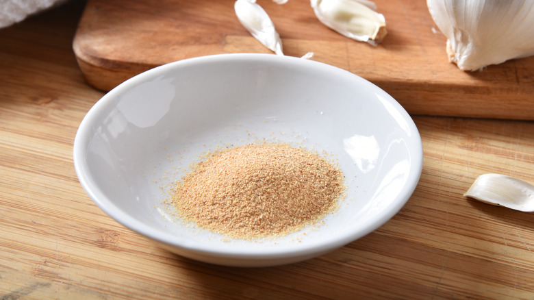 garlic powder in bowl