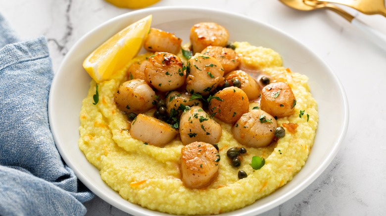 Grits with scallops and lemon
