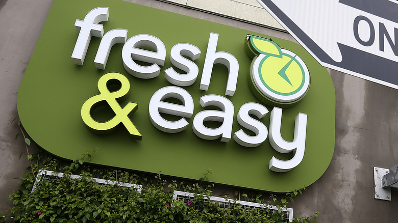 Fresh & Easy exterior sign