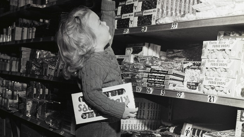 child near grocery store shelf