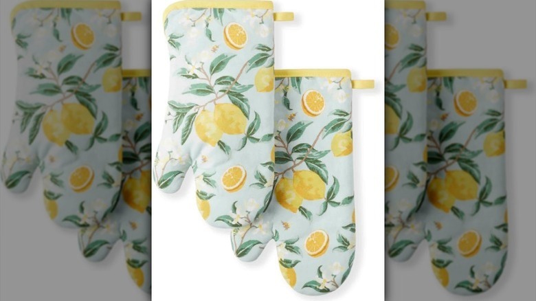 Two-piece oven mitt set with lemon design