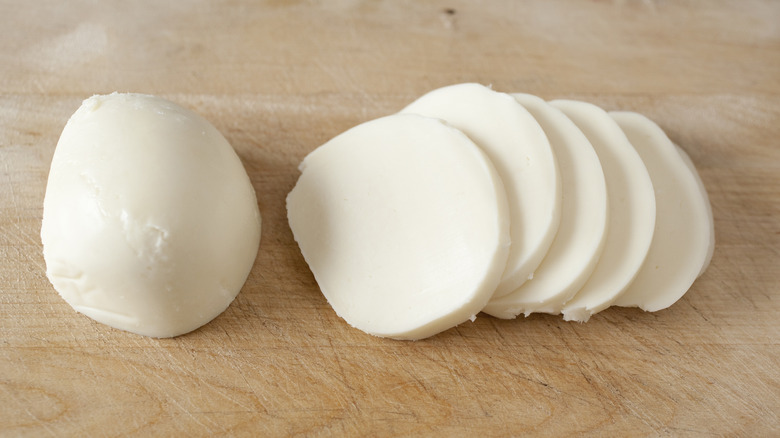 mozzarella and sliced mozzarella