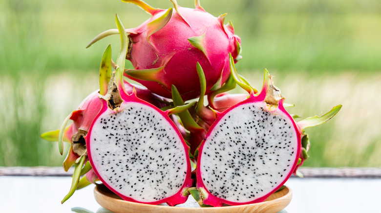 sliced dragon fruit 