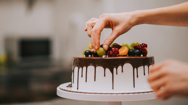 placing grape on a cake 