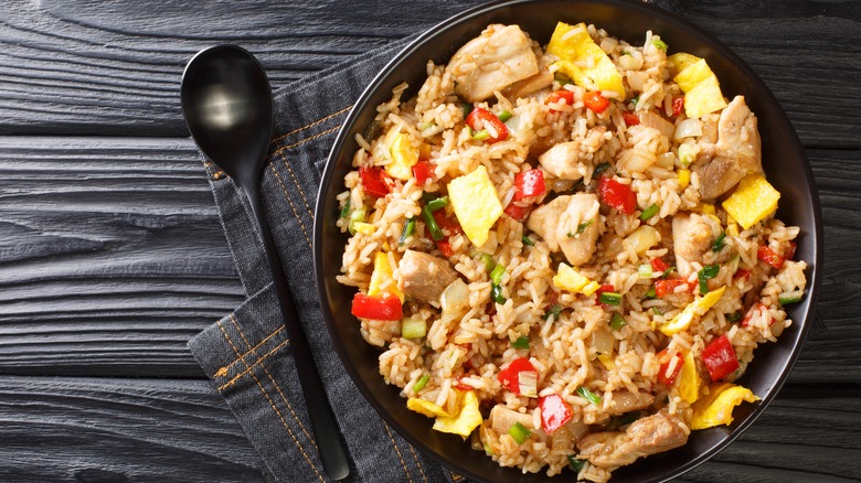 Arro chaufa de pollo with spoon