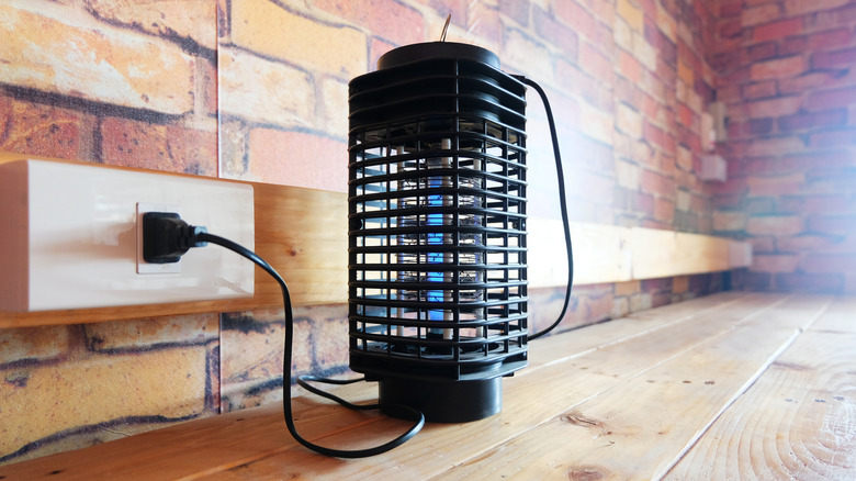 Bug zapper lamp