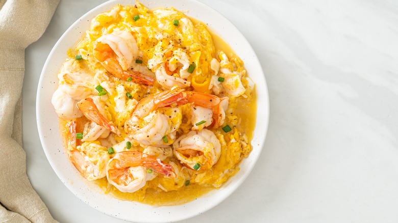 Scrambled eggs with prawns