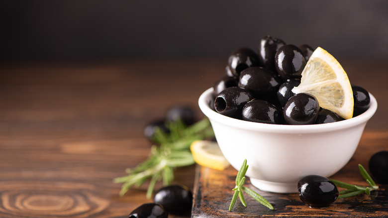 pitted black olives with lemon