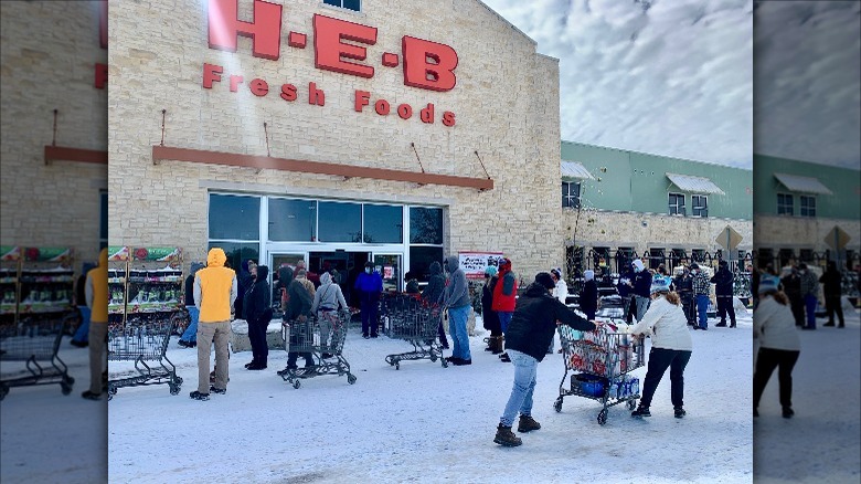 lots of shoppers outside H-E-B