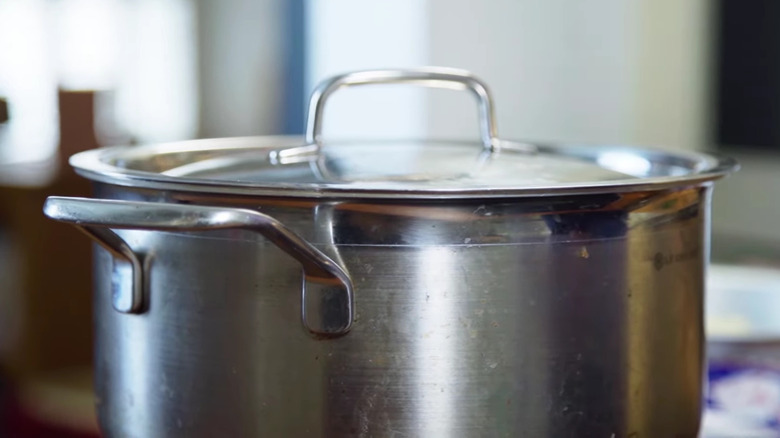 Closed pot with lid 