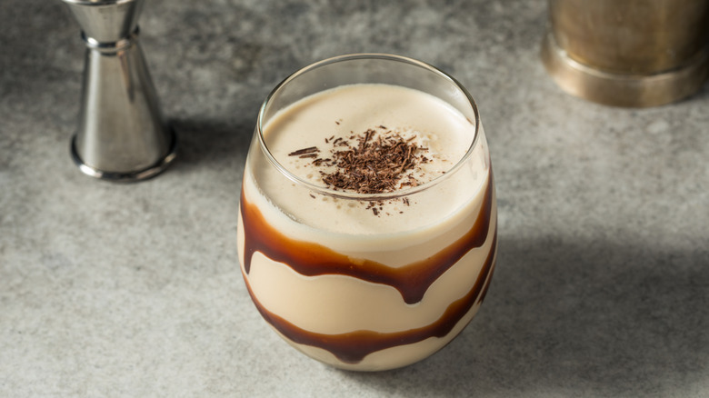 A mudslide cocktail with chocolate shavings
