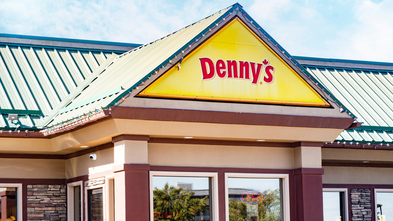 Denny's restaurant exterior