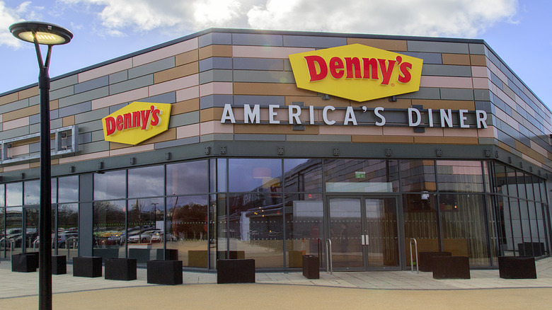 Denny's sign