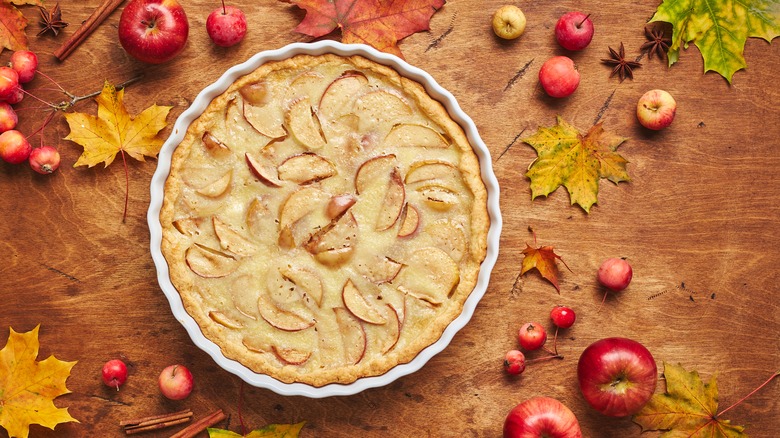 apple pie and whole apples