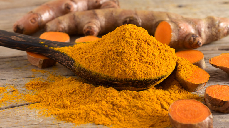 Fresh turmeric and turmeric powder