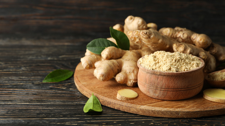 Fresh ginger and ginger powder