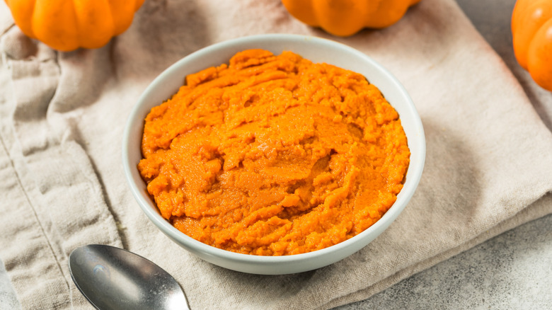 Bowl of canned pumpkin purée