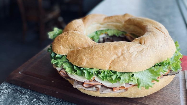 Sandwich ring on wood plate