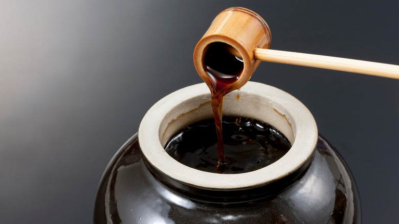 Ladle of chinkiang vinegar