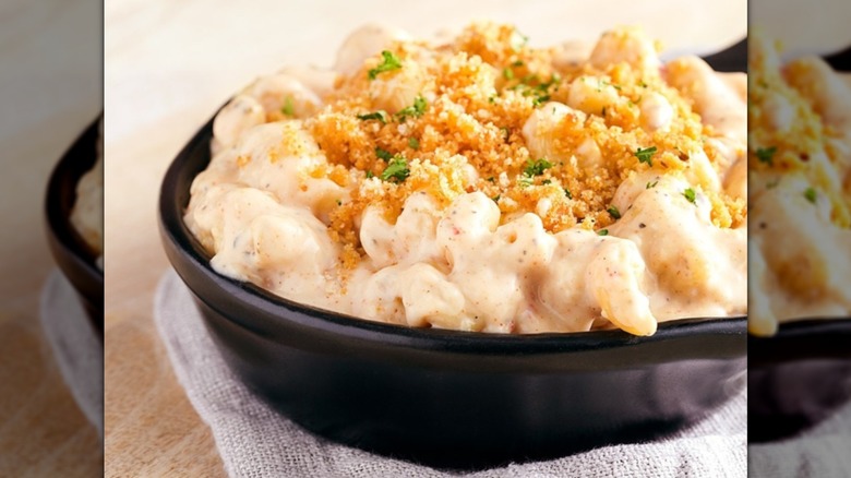 A mac and cheese dish served in a pot at Outback Steakhouse