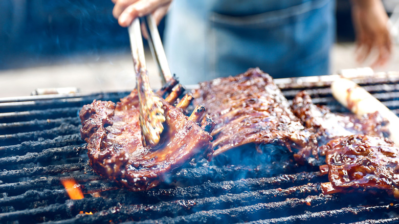 Grilling BBQ ribs