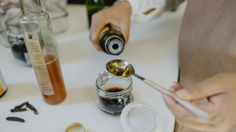 measuring oil for dressing